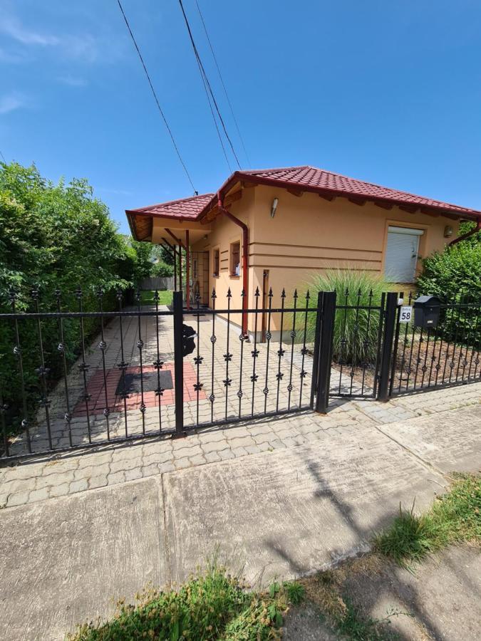 Zseki Apartman Хайдусобосло Экстерьер фото