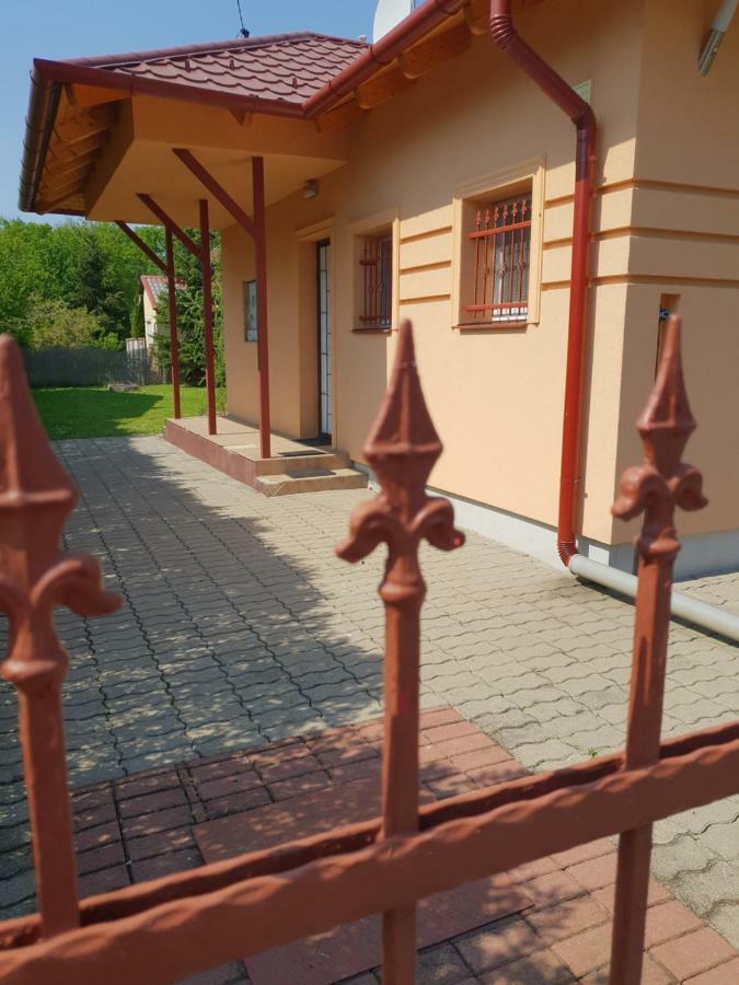 Zseki Apartman Хайдусобосло Экстерьер фото